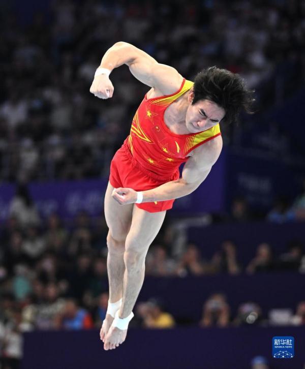 体操选手完美呈现领奖台上光芒四射