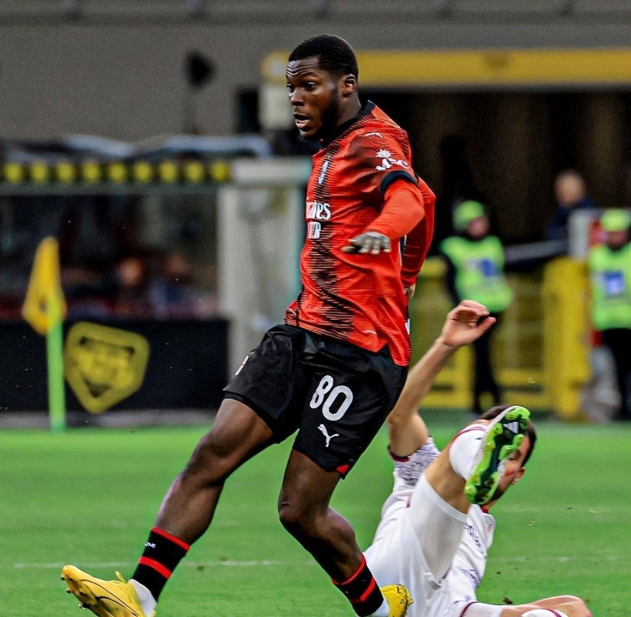 佛罗伦萨年轻后卫荣膺最佳新秀，备受期待的简单介绍